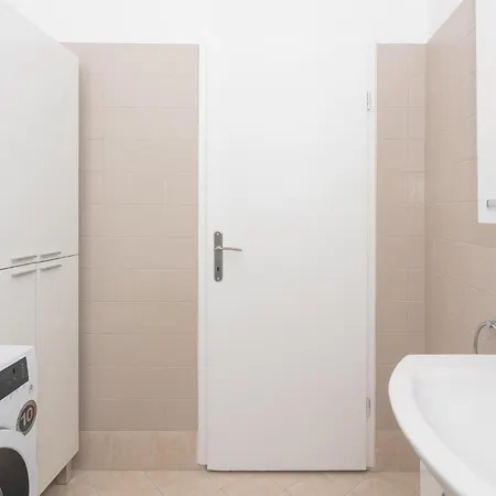 1 Bedroom Stunning In Lägenhet